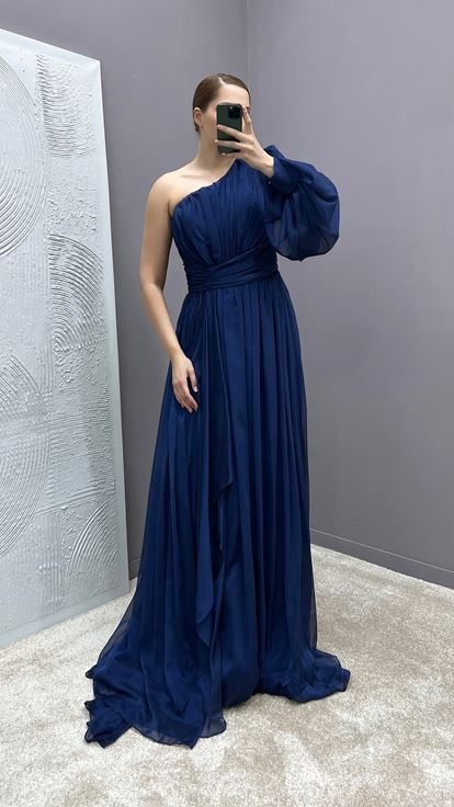 فستان مقاس كبير بتصميم بأكمام بالون باللون الأزرق الداكن