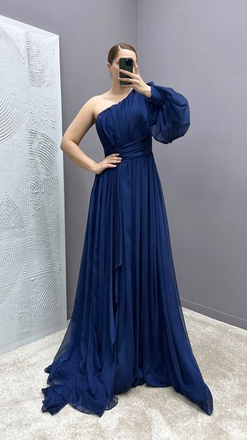 Vestido azul marino de una sola manga con detalle de hombros y cintura rosa con diseño de talla grande