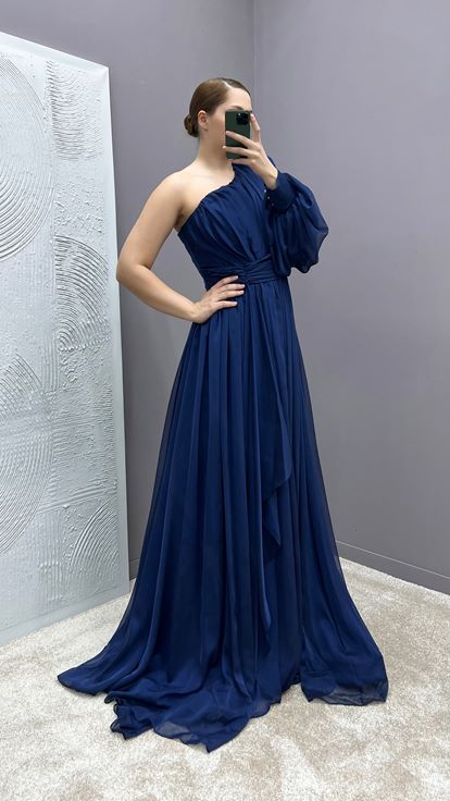 فستان مقاس كبير بتصميم بأكمام بالون باللون الأزرق الداكن