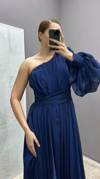 فستان مقاس كبير بتصميم بأكمام بالون باللون الأزرق الداكن