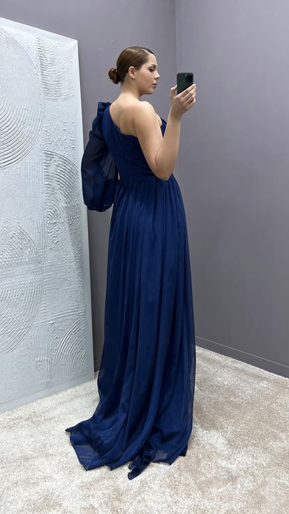 فستان مقاس كبير بتصميم بأكمام بالون باللون الأزرق الداكن