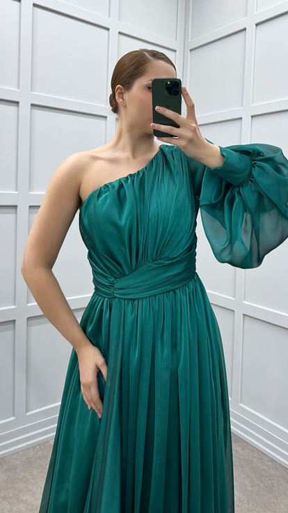 Verde Esmeralda De Una Sola Manga Hombro Y Cintura Detalle Rosa Diseño De Talla Grande Vestido De Talla Grande