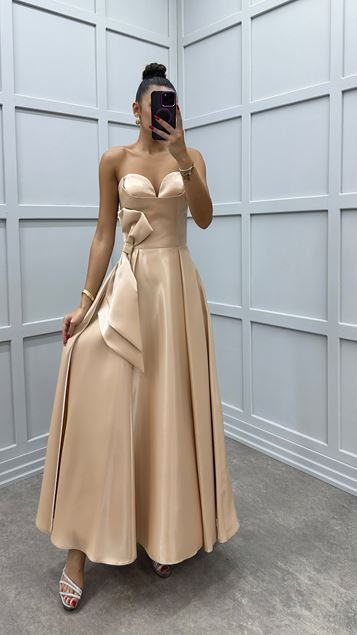 Abito beige senza spalline con fiocco in vita