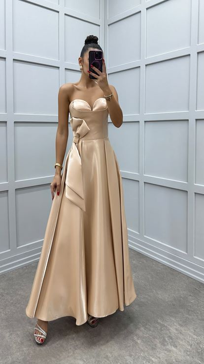 Robe beige sans bretelles avec nœud à la taille