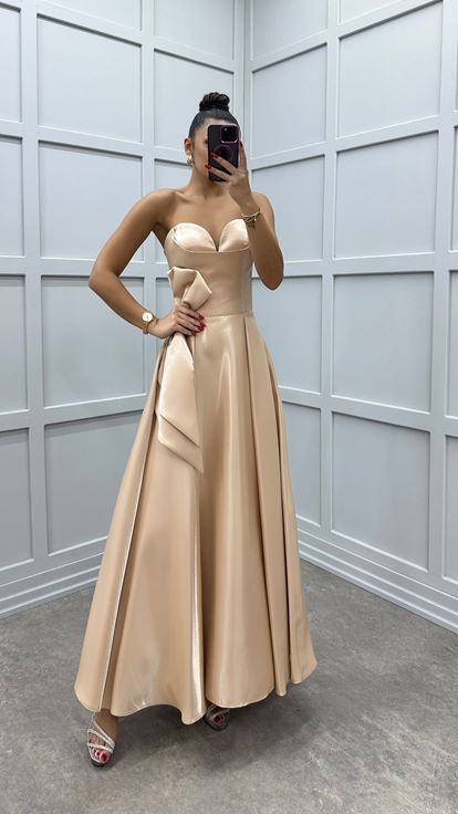 Robe beige sans bretelles avec nœud à la taille