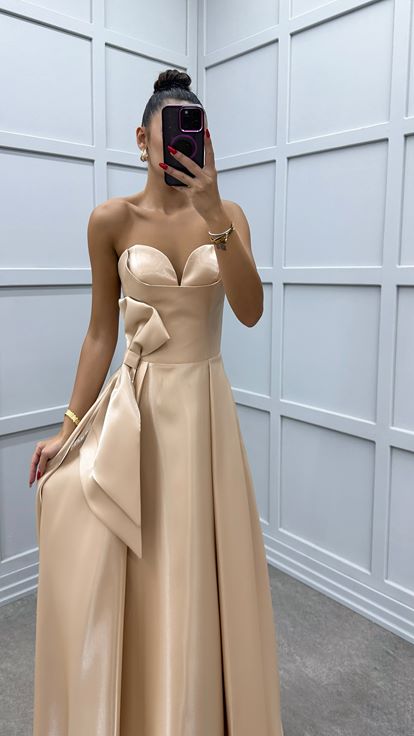 Robe beige sans bretelles avec nœud à la taille