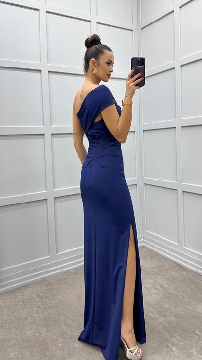 Abito monospalla blu navy con dettaglio sul busto