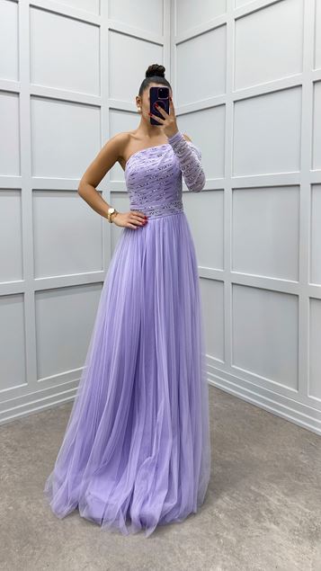 Vestido de tul bordado en el pecho de un hombro lila