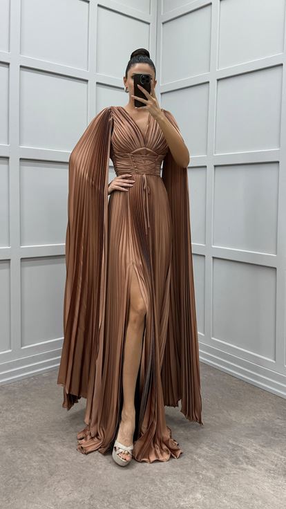 Abito in raso plissettato con dettagli in vita color cipria