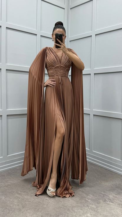 Abito in raso plissettato con dettagli in vita color cipria