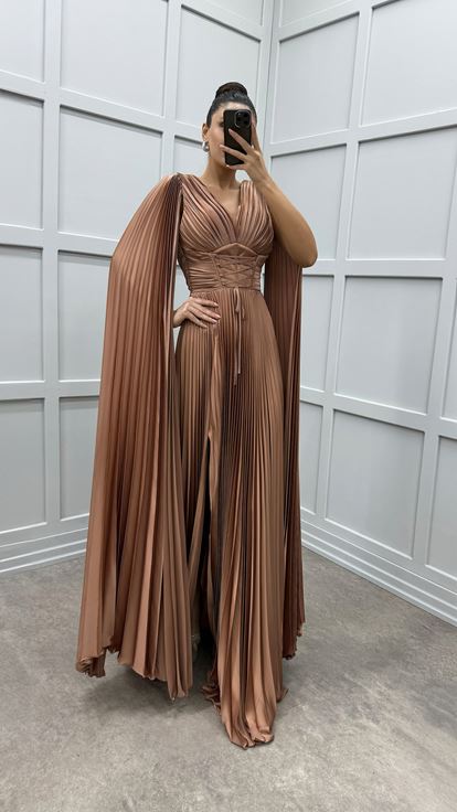 Abito in raso plissettato con dettagli in vita color cipria