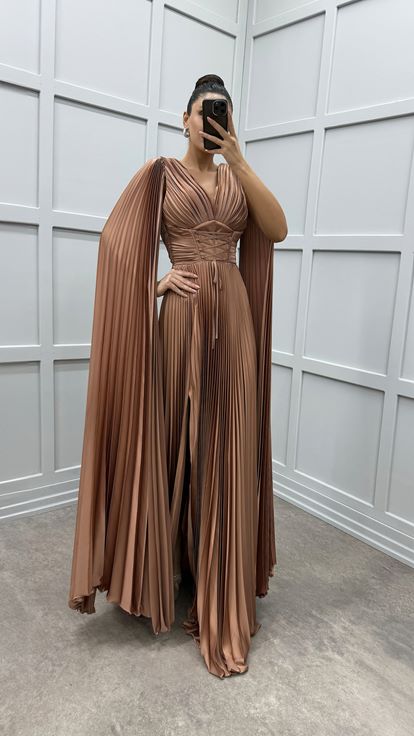 Abito in raso plissettato con dettagli in vita color cipria