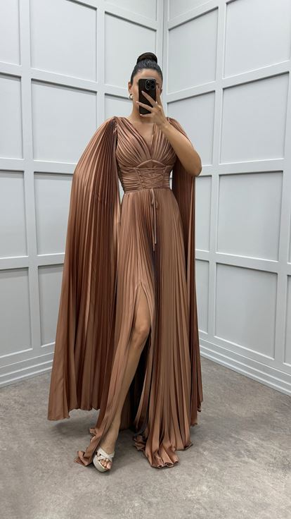 Abito in raso plissettato con dettagli in vita color cipria