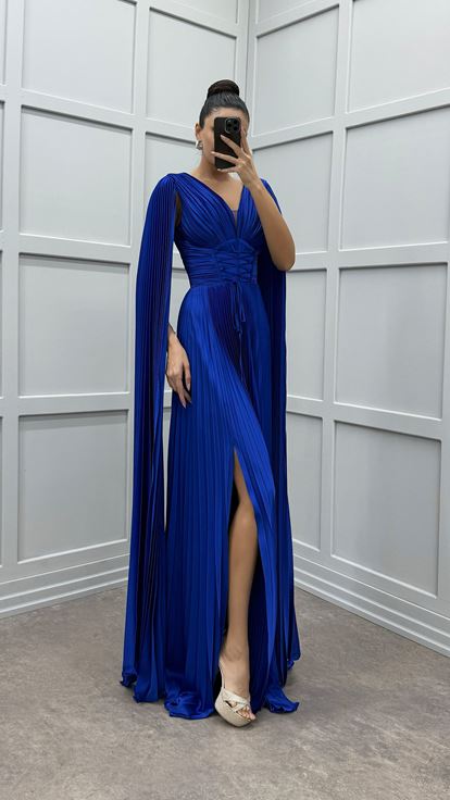 Abito in raso plissettato con dettagli in vita Saks