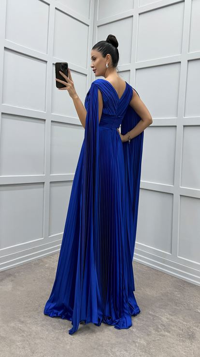 Abito in raso plissettato con dettagli in vita Saks