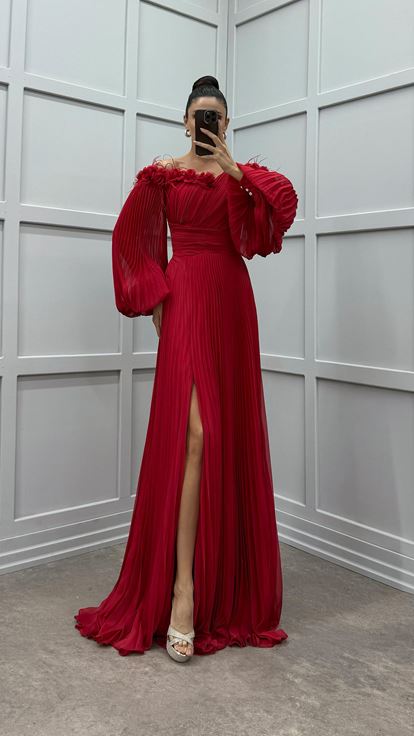 Robe plissée bordeaux à manches ballon et détails sur la poitrine