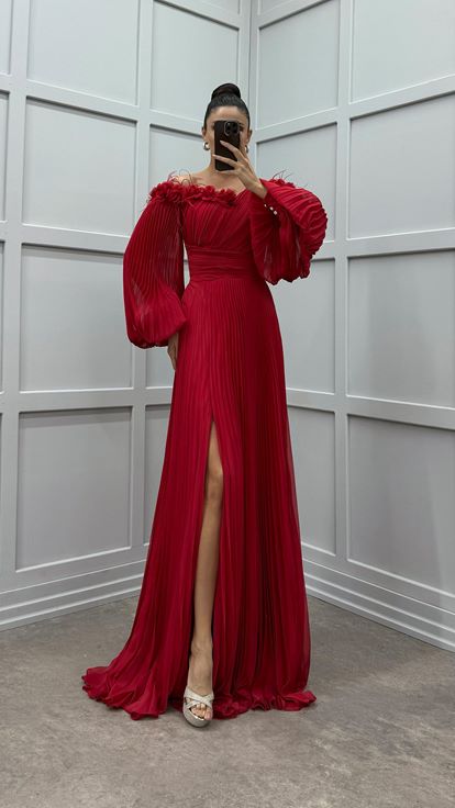 Robe plissée bordeaux à manches ballon et détails sur la poitrine