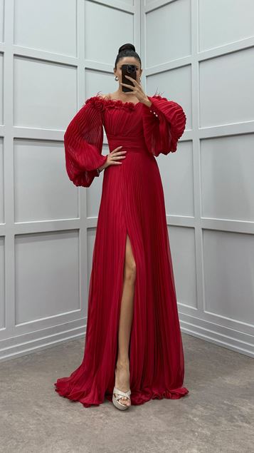 Robe plissée bordeaux à manches ballon et détails sur la poitrine