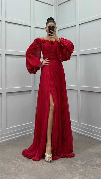 Robe plissée bordeaux à manches ballon et détails sur la poitrine