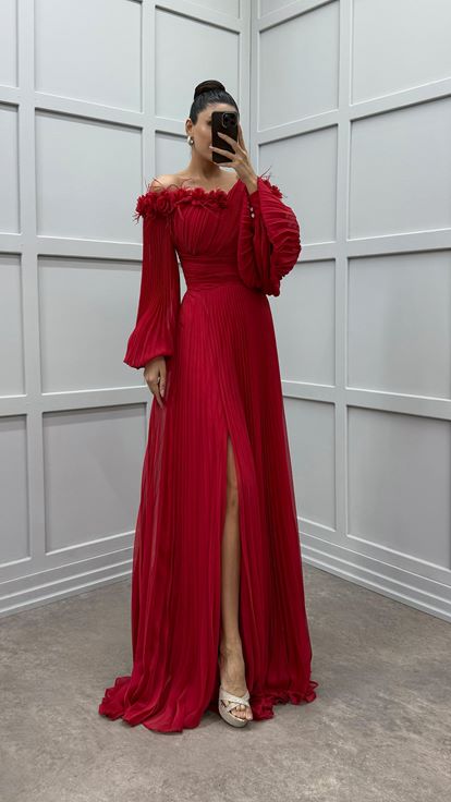 Robe plissée bordeaux à manches ballon et détails sur la poitrine