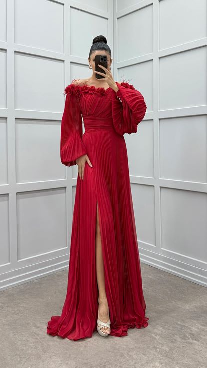 Robe plissée bordeaux à manches ballon et détails sur la poitrine