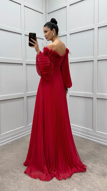 Robe plissée bordeaux à manches ballon et détails sur la poitrine