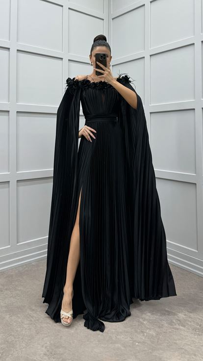 Siyah Göğsü Ve Omuzları Gül Detay Tüylü Pliseli Elbise