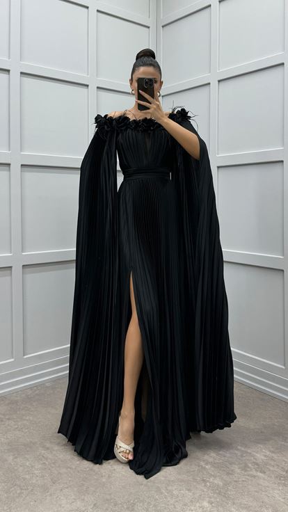 Siyah Göğsü Ve Omuzları Gül Detay Tüylü Pliseli Elbise