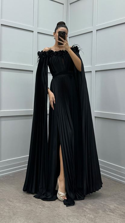 Siyah Göğsü Ve Omuzları Gül Detay Tüylü Pliseli Elbise