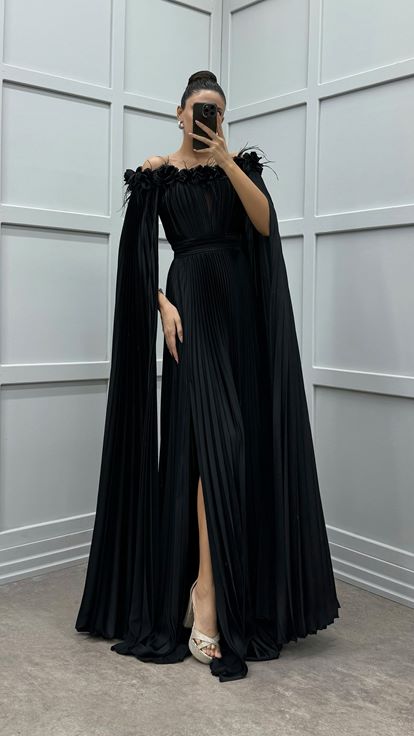 Siyah Göğsü Ve Omuzları Gül Detay Tüylü Pliseli Elbise