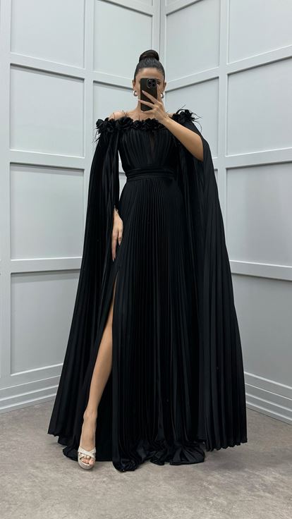 Siyah Göğsü Ve Omuzları Gül Detay Tüylü Pliseli Elbise