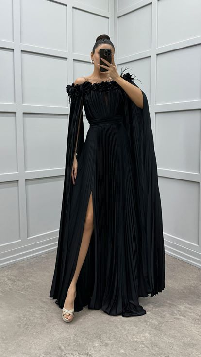 Siyah Göğsü Ve Omuzları Gül Detay Tüylü Pliseli Elbise