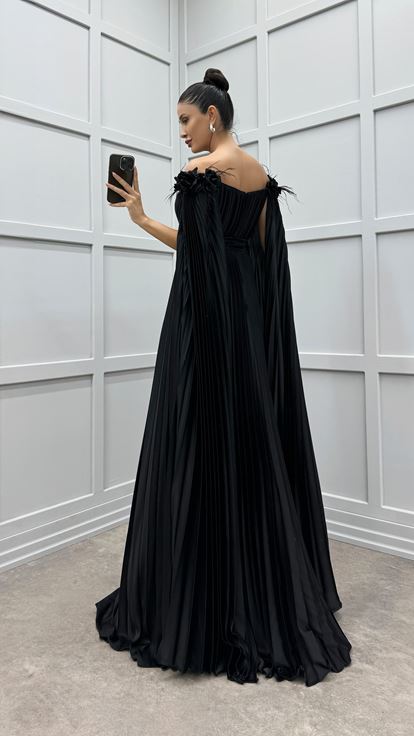 Siyah Göğsü Ve Omuzları Gül Detay Tüylü Pliseli Elbise