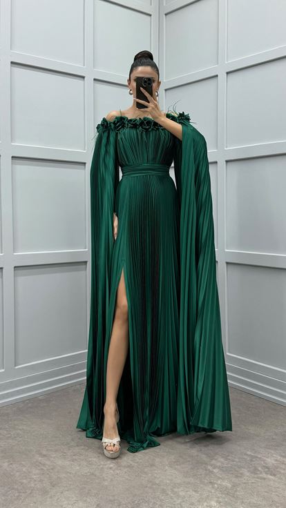 Zümrüt Yeşili Göğsü Ve Omuzları Gül Detay Tüylü Pliseli Elbise