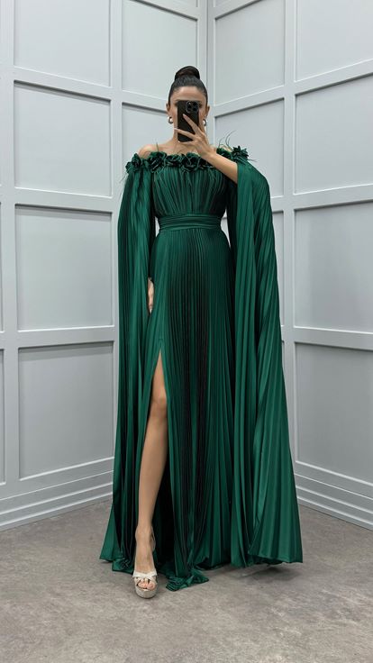 Zümrüt Yeşili Göğsü Ve Omuzları Gül Detay Tüylü Pliseli Elbise