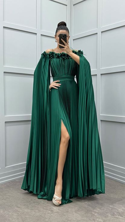 Zümrüt Yeşili Göğsü Ve Omuzları Gül Detay Tüylü Pliseli Elbise