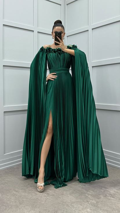 Zümrüt Yeşili Göğsü Ve Omuzları Gül Detay Tüylü Pliseli Elbise