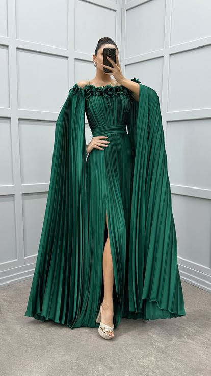 Zümrüt Yeşili Göğsü Ve Omuzları Gül Detay Tüylü Pliseli Elbise