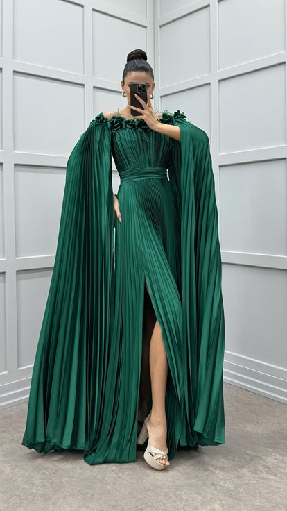 Zümrüt Yeşili Göğsü Ve Omuzları Gül Detay Tüylü Pliseli Elbise