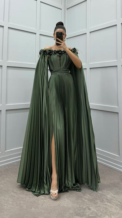 Khakifarbenes, plissiertes Kleid mit Rosendetail an Brust und Schultern