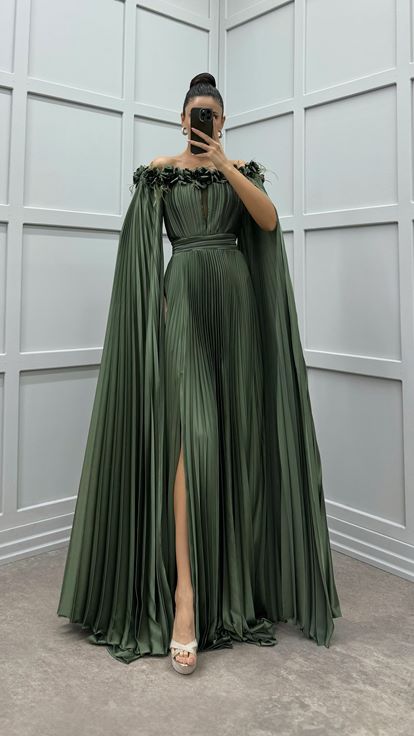 Khakifarbenes, plissiertes Kleid mit Rosendetail an Brust und Schultern