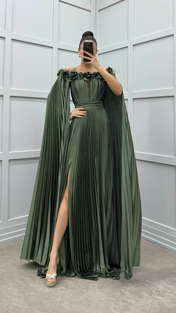 Robe plissée à plumes à plumes kaki sur la poitrine et les épaules