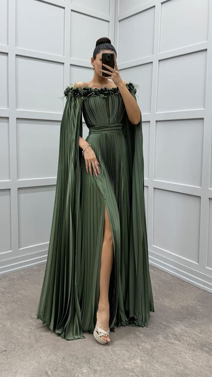 Khakifarbenes, plissiertes Kleid mit Rosendetail an Brust und Schultern