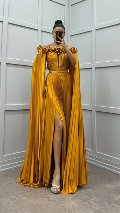 Turuncu Göğsü Ve Omuzları Gül Detay Tüylü Pliseli Elbise