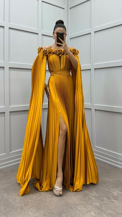 Turuncu Göğsü Ve Omuzları Gül Detay Tüylü Pliseli Elbise