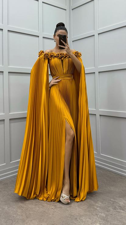 Turuncu Göğsü Ve Omuzları Gül Detay Tüylü Pliseli Elbise