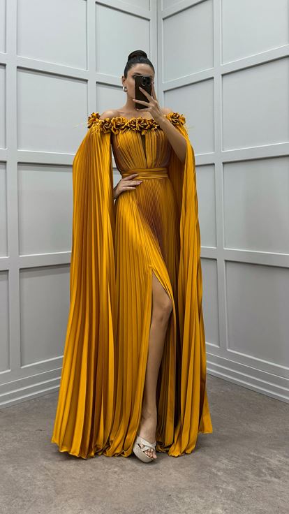 Turuncu Göğsü Ve Omuzları Gül Detay Tüylü Pliseli Elbise