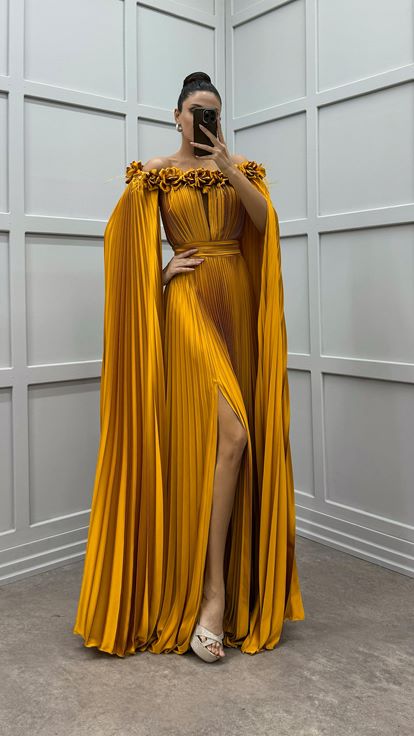 Turuncu Göğsü Ve Omuzları Gül Detay Tüylü Pliseli Elbise