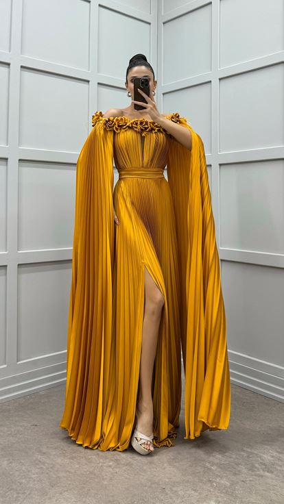 Turuncu Göğsü Ve Omuzları Gül Detay Tüylü Pliseli Elbise