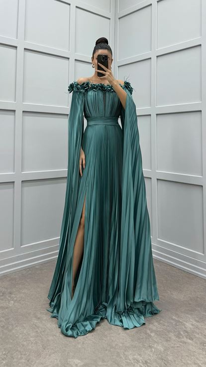 Mint Yeşili Göğsü Ve Omuzları Gül Detay Tüylü Pliseli Elbise